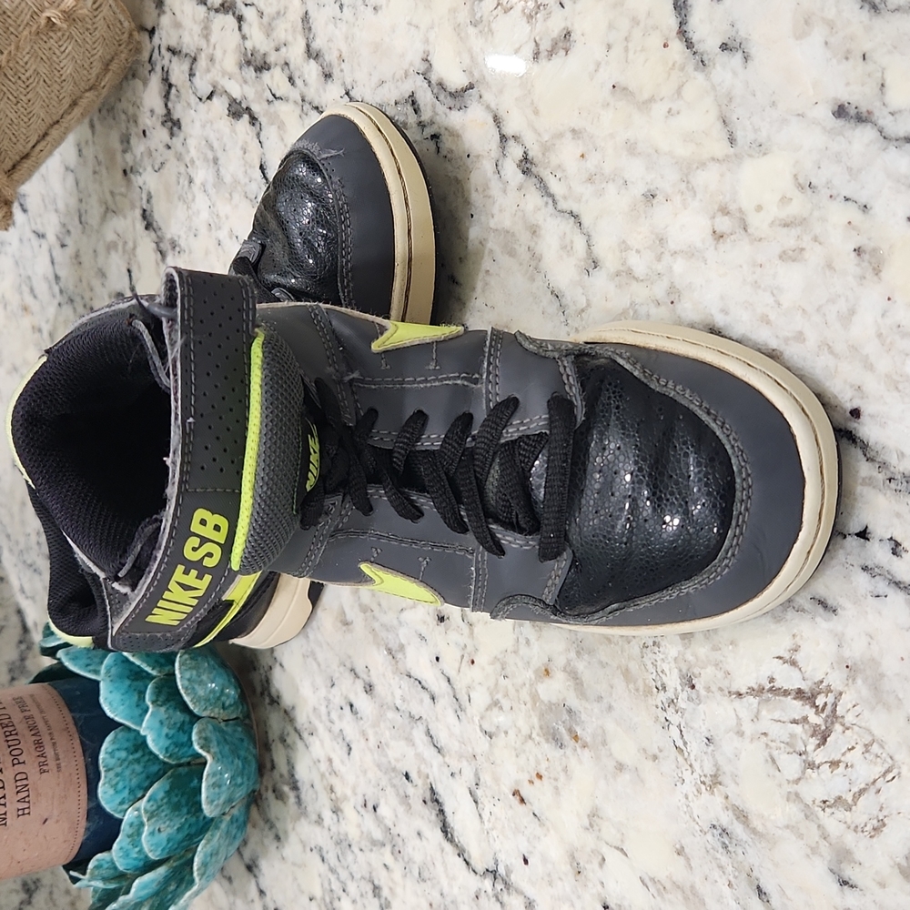 🔥Closet Blow Out 🔥.    Nike SB Youth Athletic Shoe